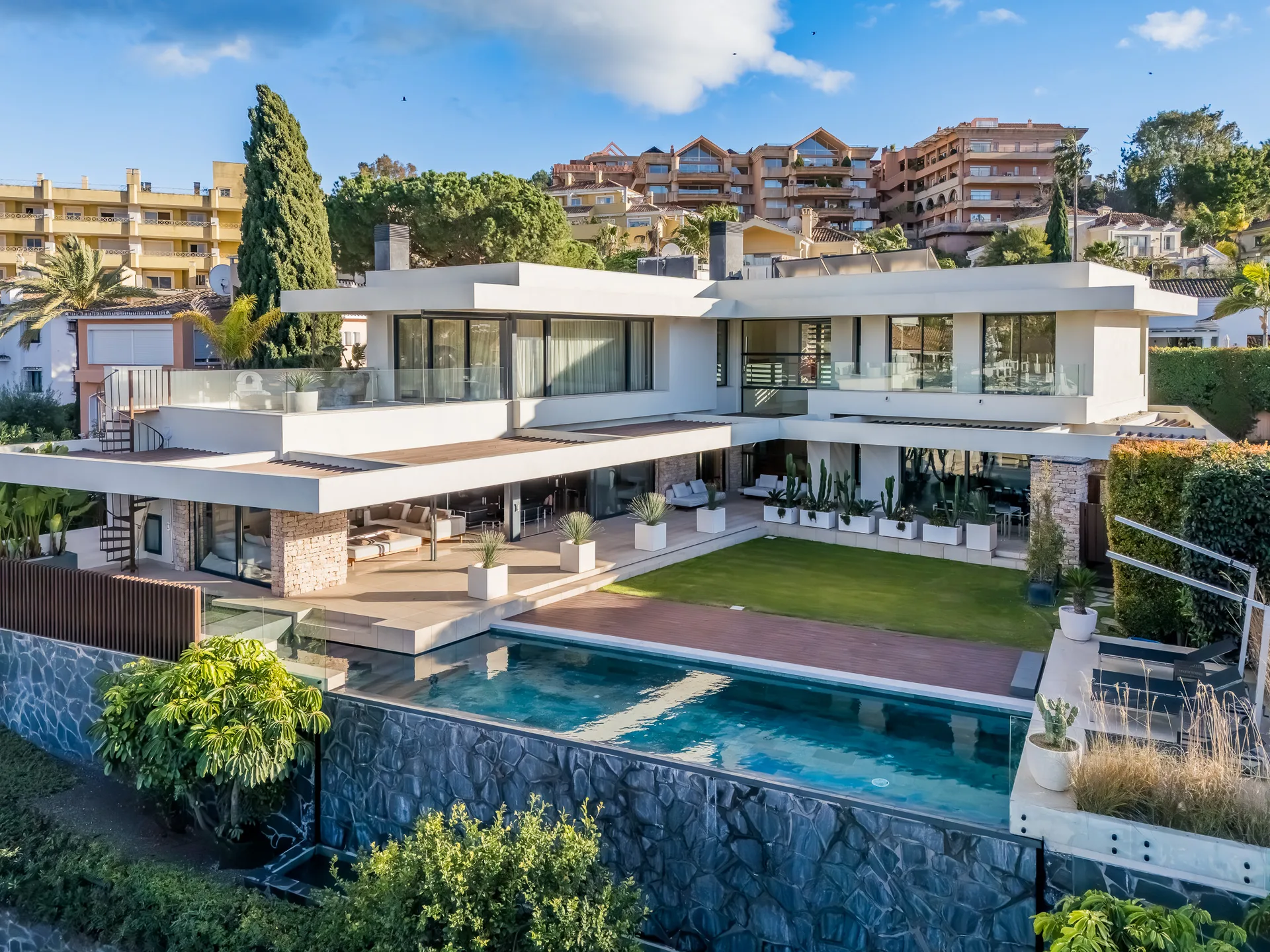 Frontline Golf Contemporary Villa — Villa Tucan — property photograph 1